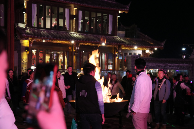 大研花巷跨年夜嗨爆了，篝火打跳迎接新年钟声